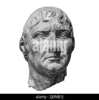 Testa della nobile statua romana. Scultura antica isolata su sfondo bianco. Ritratto classico uomo d'antichità Foto Stock