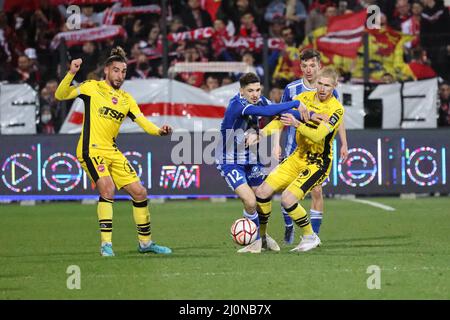 Duello Mohamed Ouadah 12 Dunkerque e Gaetan Robail 9 Valenciennes durante il campionato francese Ligue 2 partita di calcio tra USL Dunkerque e Valenciennes FC il 19 marzo 2022 allo stadio Marcel Tribut di Dunkerque, Francia - Foto Laurent Sanson / LS Medianord / DPPI Foto Stock