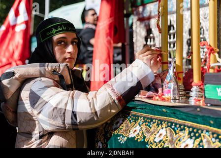 Londra, Regno Unito. 3 ottobre 2021. Centinaia di musulmani marciano a Londra per l'annuale processione Arbaeen in onore di Husain ibn Ali Foto Stock