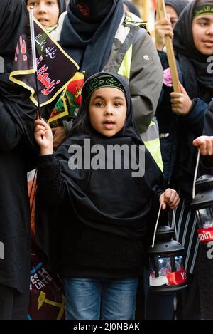 Londra, Regno Unito. 3 ottobre 2021. Centinaia di musulmani marciano a Londra per l'annuale processione Arbaeen in onore di Husain ibn Ali Foto Stock