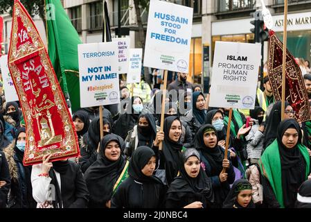 Londra, Regno Unito. 3 ottobre 2021. Centinaia di musulmani marciano a Londra per l'annuale processione Arbaeen in onore di Husain ibn Ali Foto Stock