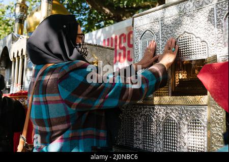 Londra, Regno Unito. 3 ottobre 2021. Centinaia di musulmani marciano a Londra per l'annuale processione Arbaeen in onore di Husain ibn Ali Foto Stock