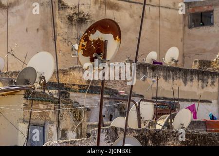 Fez o Fes è una città dell'entroterra settentrionale del Marocco e capitale della regione amministrativa di Fes-Meknes. Foto Stock