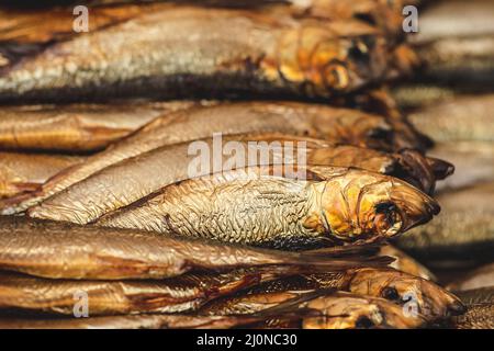 Aringhe affumicate secche di fila in un mercato regionale di Street food, da vicino Foto Stock