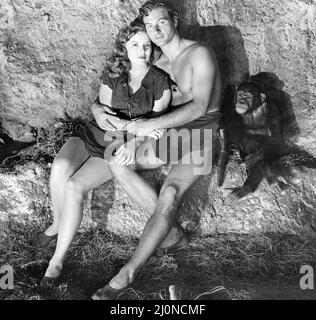 LEX BARKER, BRENDA JOYCE E CHITA [CHEETAH] NELLA MAGICA FONTANA DI TARZAN (1949), DIRETTA DA LEE SCHOLEM. Credito: RKO / Album Foto Stock