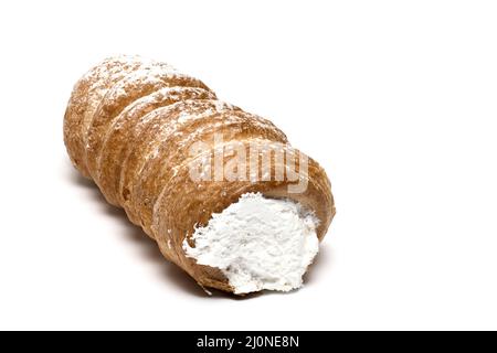 Primo piano di un dolce tradizionale rotolo di schiuma austriaco fatto di pasta sfoglia con panna montata con zucchero ripieno su sfondo bianco Foto Stock