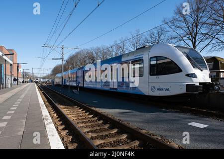 Il treno Blue ARRIVA chiamato 'Harry Muskee' alla stazione di Emmen, Paesi Bassi. Vechtdallijnen è una linea ferroviaria tra Zwolle ed Emmen Foto Stock