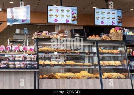 Vetreria nel negozio e ristorante 'Bakker Bart' nella città olandese di Emmen. Bakker Bart è la più grande catena di panetteria dei Paesi Bassi Foto Stock