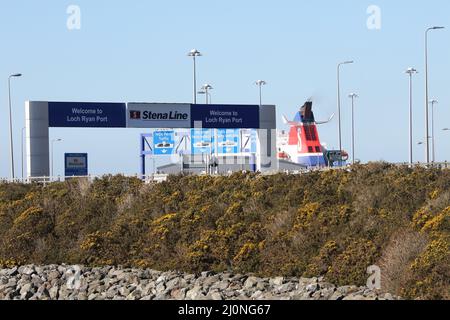 Cairnryan, Dumfries e Galloway, Scozia, Regno Unito. Il terminal della Stena Line a Loch Ryan. Il porto è la via principale per Belfast, Irlanda del Nord. Con un tempo di viaggio di 2hr 15 minuti. Lo Stena Superfast V111 è ormeggiato al porto. Il traghetto Cairnryan Belfast collega la Scozia con l'Irlanda del Nord Foto Stock