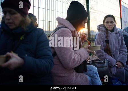 Tre donne ucraine con cibo dato dagli operatori umanitari dopo aver attraversato il confine dall'Ucraina a Medyka, Polonia. Data foto: Sabato 19 marzo 2022. Foto Stock