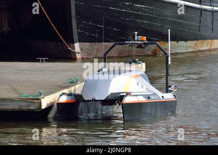 L'Orca 01 Uncrewed Surface Vessel (USV) di CEiA opera nel Royal Victoria Dock di Londra Est durante la manifestazione Oceanology International 22 Foto Stock