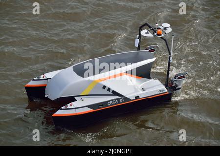 L'Orca 01 Uncrewed Surface Vessel (USV) di CEiA opera nel Royal Victoria Dock di Londra Est durante la manifestazione Oceanology International 22 Foto Stock