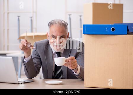 Vecchio dipendente maschio in concetto di trasferimento Foto Stock