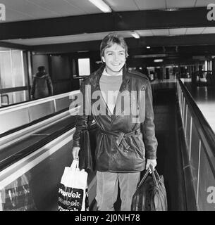 David Cassidy, cantante, attore e musicista, arriva all'aeroporto Heathrow di Londra. David Bruce Cassidy è ampiamente noto per il suo ruolo di Keith Partridge nella sitcom musicale del 1970s The Partridge Family, che ha portato a diventare uno dei più celebrati idoli teen e cantanti pop della cultura pop del 1970s. In seguito ha avuto una carriera sia nella recitazione che nella musica. Foto scattata il 21st febbraio 1984 Foto Stock