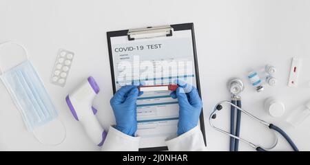 Vista dall'alto medico controllo test del co-vidio. Alta qualità e risoluzione bellissimo concetto di foto Foto Stock