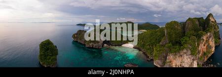 Koh Phi Phi Thailandia, Turquoise acque cristalline Thailandia Koh Pi Pi, vista panoramica aerea di Koh Phi Phi Island in Thailandia Foto Stock
