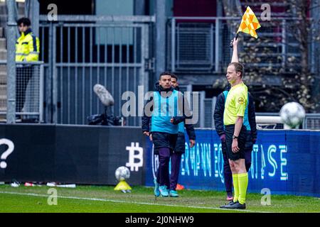 UTRECHT, PAESI BASSI - 20 MARZO: assistente arbitro Frans Ozinga durante la partita olandese Eredivie tra FC Utrecht e FC Groningen allo Stadion Galgenwaard il 20 marzo 2022 a Utrecht, Paesi Bassi (Foto di Geert van Erven/Orange Pictures) Foto Stock