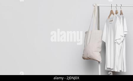 Borse tote camicie bianche copia sfondo spazio. Alta qualità e risoluzione bellissimo concetto di foto Foto Stock