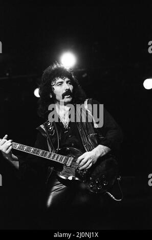 Black Sabbath erano un gruppo rock inglese, formato a Birmingham nel 1968, dal chitarrista e compositore Tony Iommi, dal bassista e dal principale lirico Geezer Butler, dal batterista Bill Ward e dal cantante Ozzy Osbourne. Black Sabbath sono spesso citati come pionieri della musica heavy metal. La band ha contribuito a definire il genere con release come Black Sabbath (1970), Paranoid (1970), e Master of Reality (1971). La band ha avuto molteplici cambiamenti di line-up, con Iommi che è l'unico membro costante per tutta la sua storia. (Foto) il gruppo Heavy Metal Black Sabbath suona in un toro a Barcellona durante il loro tour europeo. GUI Foto Stock