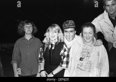 Sei giovani donne hanno incontrato Spandau Ballet a Wembley Area, parte del loro premio in un Daily Mirror Rock & Pop Competition. Sono raffigurati con i membri della band John Keeble e Steve Norman. 7th dicembre 1984. Foto Stock