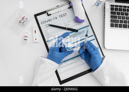 Vista dall'alto medico che detiene il vaccino covid (1). Alta qualità e risoluzione bellissimo concetto di foto Foto Stock