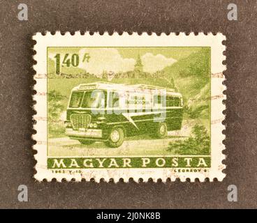 Timbro postale annullato stampato dall'Ungheria, che mostra Mobile Post Office Vehicle, circa 1963. Foto Stock