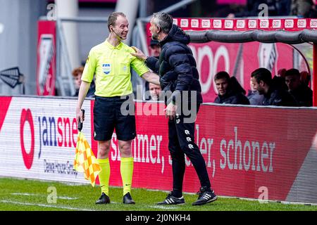 UTRECHT, PAESI BASSI - 20 MARZO: assistente arbitro Frans Ozinga durante la partita olandese Eredivie tra FC Utrecht e FC Groningen allo Stadion Galgenwaard il 20 marzo 2022 a Utrecht, Paesi Bassi (Foto di Geert van Erven/Orange Pictures) Foto Stock