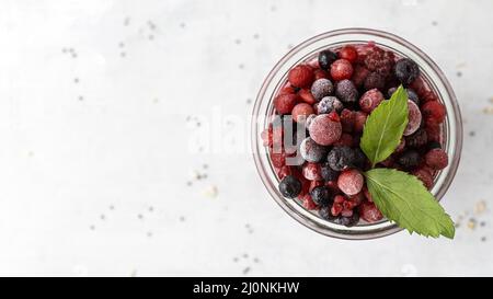 Frullato dall'alto con frutta surgelata. Alta qualità e risoluzione bellissimo concetto di foto Foto Stock