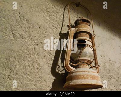 foto di vecchia lanterna arrugginita Foto Stock
