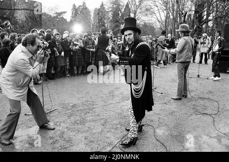 Dave Hill of Slade filma un nuovo video al castello di Eastnor, vicino a Ledbury. 26th gennaio 1984. Foto Stock