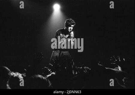 Nuova sensazione pop Wham! Foto in concerto ad Aberdeen, Scozia. Questa è stata la loro prima apparizione dal vivo ed è stata parte del loro Club Fantastic Tour. 9th ottobre 1983. Foto Stock