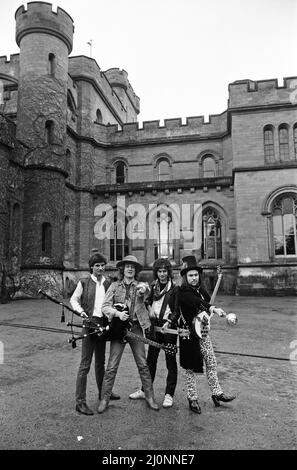 Slade (Don Powell, Noddy Holder, Jim Lea e Dave Hill) ha girato un nuovo video al castello di Eastnor, vicino a Ledbury. 26th gennaio 1984. Foto Stock