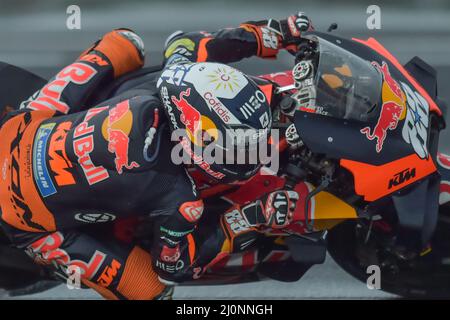 Mandalika. 20th Mar 2022. Miguel Oliveira della Redbull KTM Factory Racing compete durante l'ultimo round del Gran Premio d'Indonesia MotoGP al Pertamina Mandalika Circuit di Mandalika, sull'isola di Lombok, Indonesia, il 20 marzo 2022. Credit: Veri Sanovri/Xinhua/Alamy Live News Foto Stock