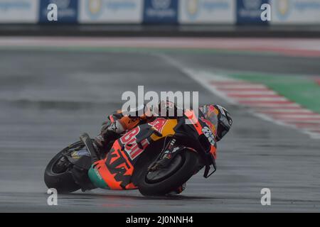 Mandalika. 20th Mar 2022. Miguel Oliveira della Redbull KTM Factory Racing compete durante l'ultimo round del Gran Premio d'Indonesia MotoGP al Pertamina Mandalika Circuit di Mandalika, sull'isola di Lombok, Indonesia, il 20 marzo 2022. Credit: Veri Sanovri/Xinhua/Alamy Live News Foto Stock