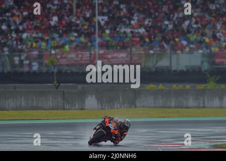 Mandalika. 20th Mar 2022. Miguel Oliveira della Redbull KTM Factory Racing compete durante l'ultimo round del Gran Premio d'Indonesia MotoGP al Pertamina Mandalika Circuit di Mandalika, sull'isola di Lombok, Indonesia, il 20 marzo 2022. Credit: Veri Sanovri/Xinhua/Alamy Live News Foto Stock