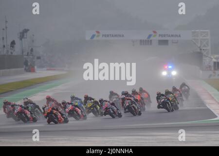 Mandalika. 20th Mar 2022. I piloti gareggiano durante l'ultimo round del Gran Premio d'Indonesia MotoGP al circuito Pertamina Mandalika di Mandalika, nell'isola di Lombok, in Indonesia, il 20 marzo 2022. Credit: Veri Sanovri/Xinhua/Alamy Live News Foto Stock