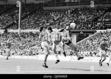 Inghilterra contro Olanda Schoolboy International al Wembley Stadium, sabato 9th giugno 1984. Mark Burke di Aston Villa segna un cappello-trucco. Foto Stock