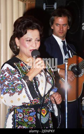 Los Angeles, CA, USA, circa 1989. Artista rumeno di musica folk Maria ciobanu e chitarrista Radu Goldiș. Foto Stock