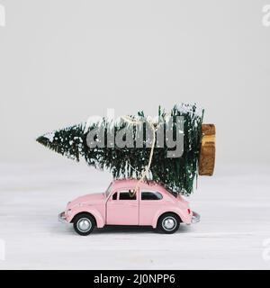 Auto in miniatura con albero di natale . Alta qualità e risoluzione bellissimo concetto di foto Foto Stock