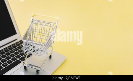 Piccolo carrello sul portatile. Alta qualità e risoluzione bellissimo concetto di foto Foto Stock