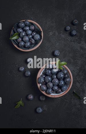 Vista dall'alto, ciotole di mirtilli freschi. Alta qualità e risoluzione bellissimo concetto di foto Foto Stock