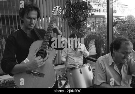 Chitarrista e compositore rumeno-americano Radu Goldiș, circa 1995 Foto Stock