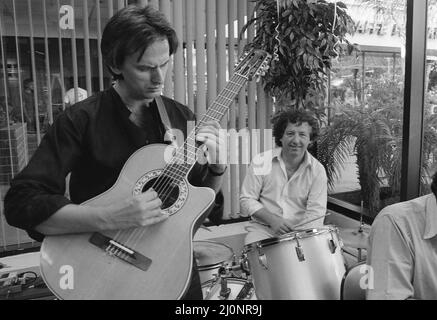 Chitarrista e compositore rumeno-americano Radu Goldiș, circa 1995 Foto Stock