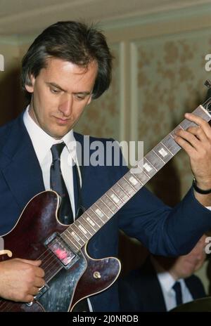 Chitarrista e compositore rumeno-americano Radu Goldiș, circa 1988 Foto Stock