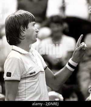 Jimmy Connors Tennis Player parla con l'umpire durante la sua partita nel campionato Stella Artois al Queens Club Foto Stock