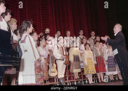 Los Angeles, CA, USA, circa 1989. Concerto del coro madrigale rumeno, diretto da Marin Constantin. Foto Stock