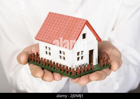 Modello di casa giocattolo mani tenute da vicino. Alta qualità e risoluzione bellissimo concetto di foto Foto Stock