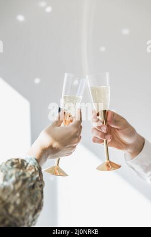 Tostatura con champagne per la festa di fine anno. Alta qualità e risoluzione bellissimo concetto di foto Foto Stock