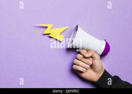 Mano della donna che mostra il potere tuono con il megafono. Alta qualità e risoluzione bellissimo concetto di foto Foto Stock