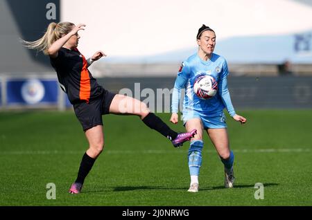 Lucy Bronze di Manchester City (a destra) e Poppy Pattinson di Everton combattono per la palla durante la partita finale del quarto della Coppa delle Donne Vitality all'Academy Stadium di Manchester. Data foto: Domenica 20 marzo 2022. Foto Stock